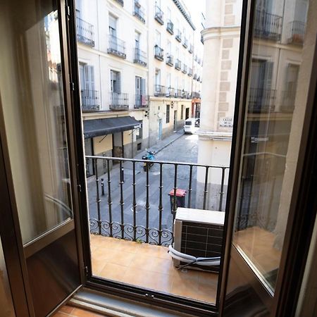 Hostal Los Perales Madrid Exterior photo A French window