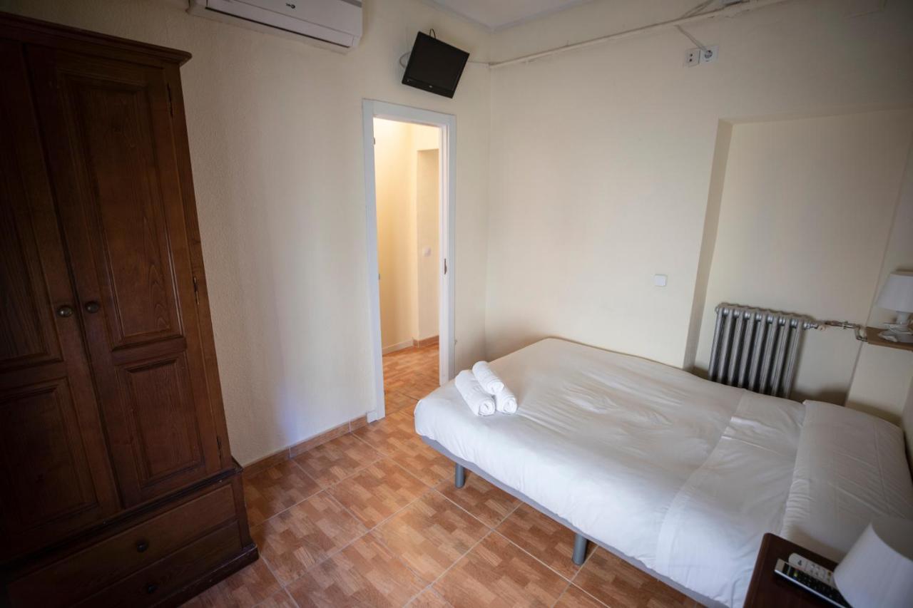 Hostal Los Perales Madrid Exterior photo A room at the hostel