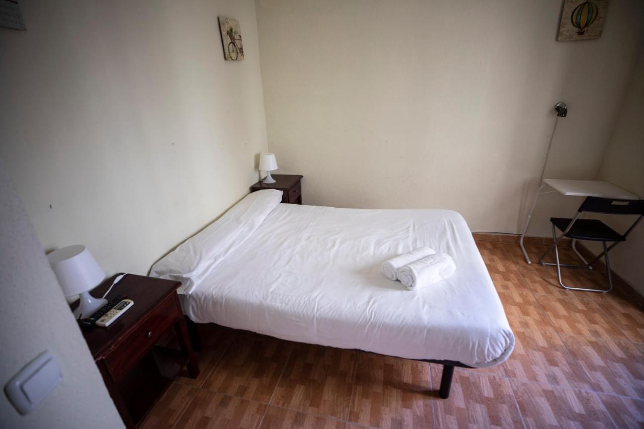 Hostal Los Perales Madrid Exterior photo A room at the hotel