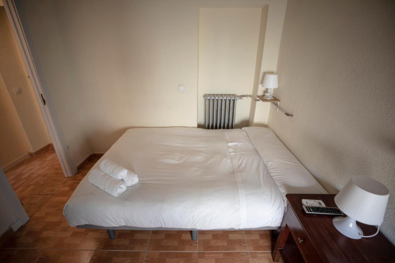 Hostal Los Perales Madrid Exterior photo A room at the hotel