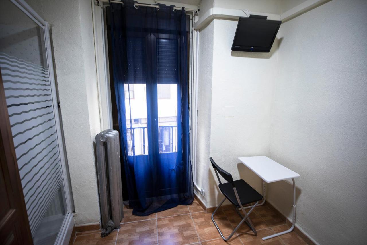 Hostal Los Perales Madrid Exterior photo A room at the hostel