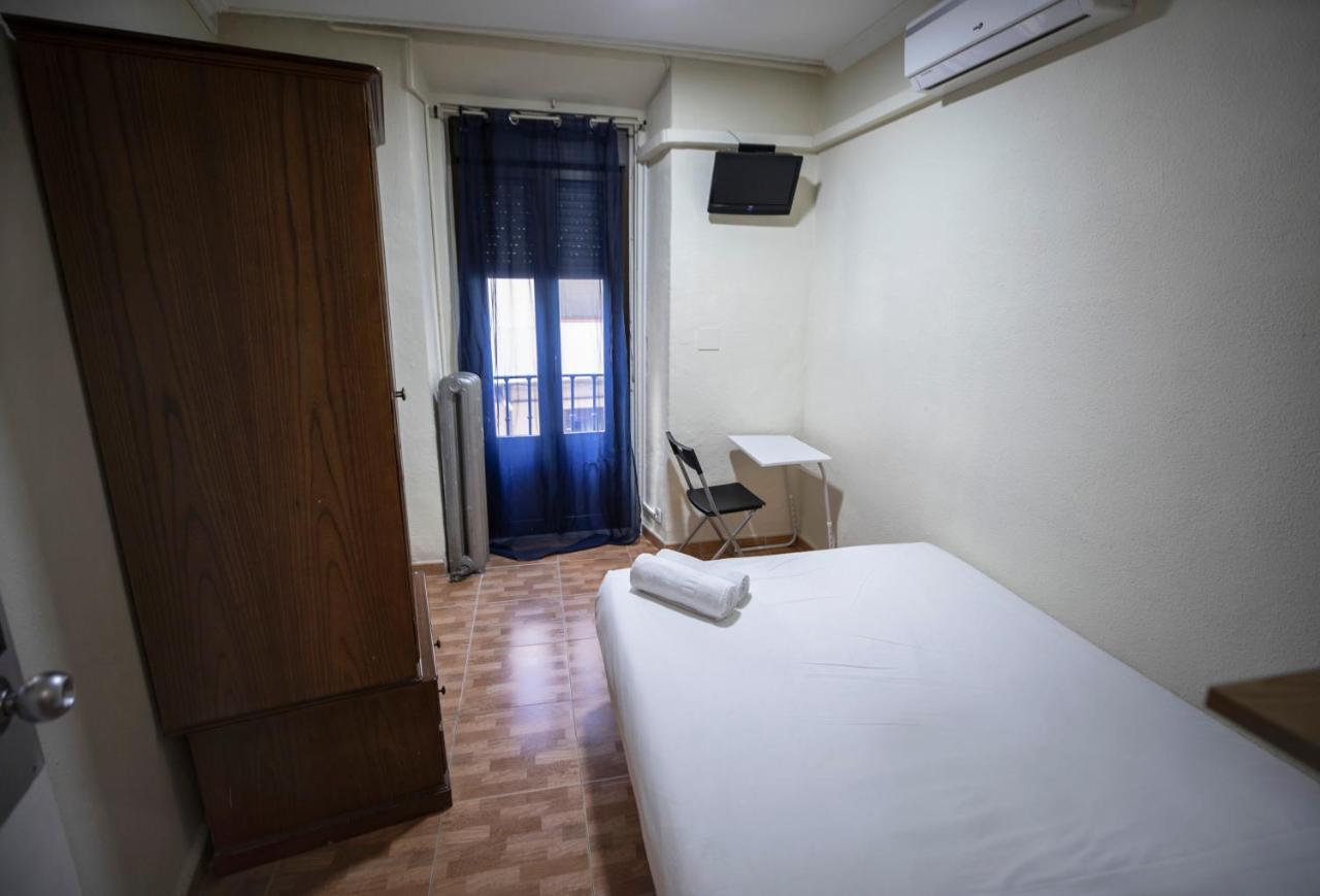 Hostal Los Perales Madrid Exterior photo A room at the hostel