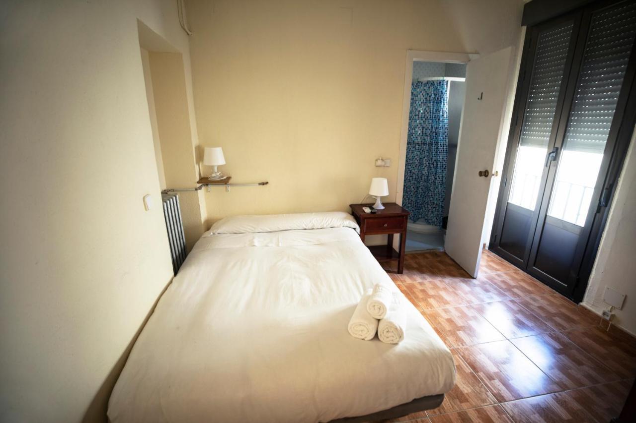 Hostal Los Perales Madrid Exterior photo A single room in a hotel