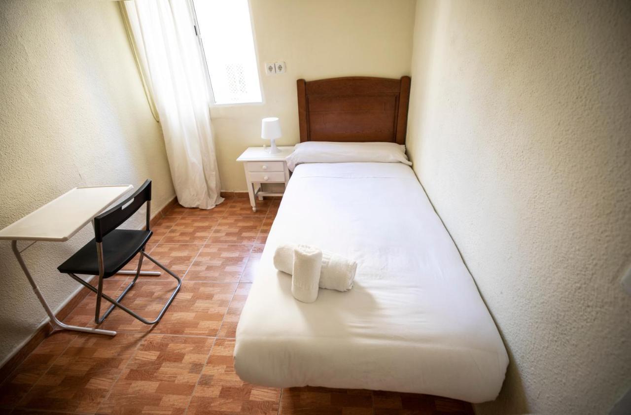 Hostal Los Perales Madrid Exterior photo A single room in a Spanish hotel