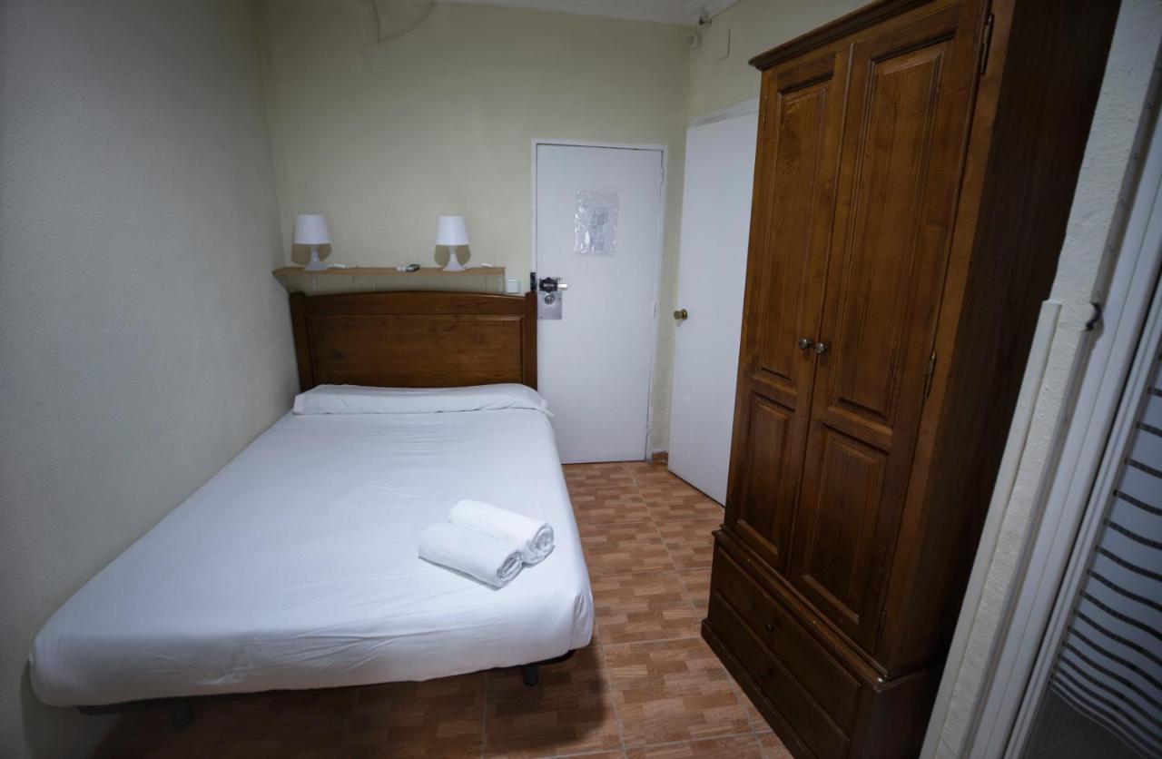 Hostal Los Perales Madrid Exterior photo A room at the hotel