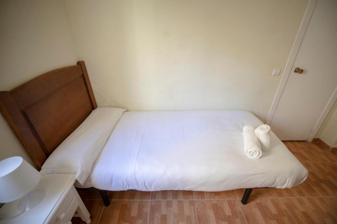 Hostal Los Perales Madrid Exterior photo A single bed