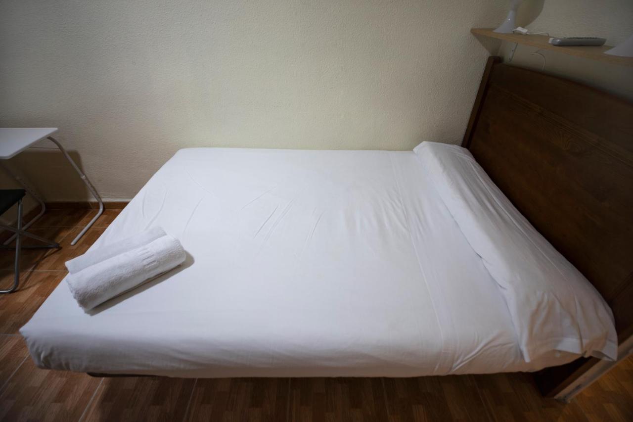 Hostal Los Perales Madrid Exterior photo A bed with a sheet