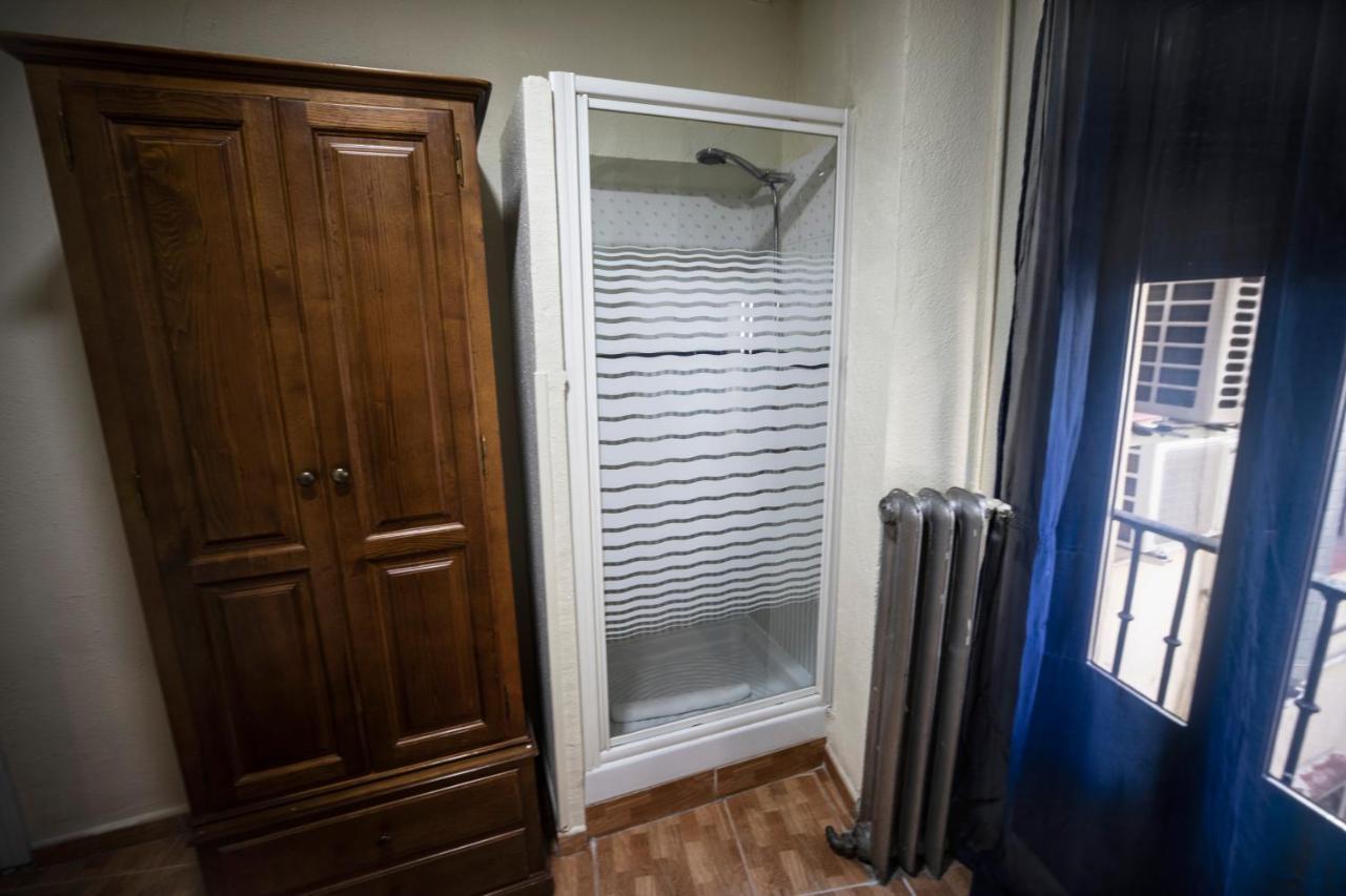 Hostal Los Perales Madrid Exterior photo A shower enclosure
