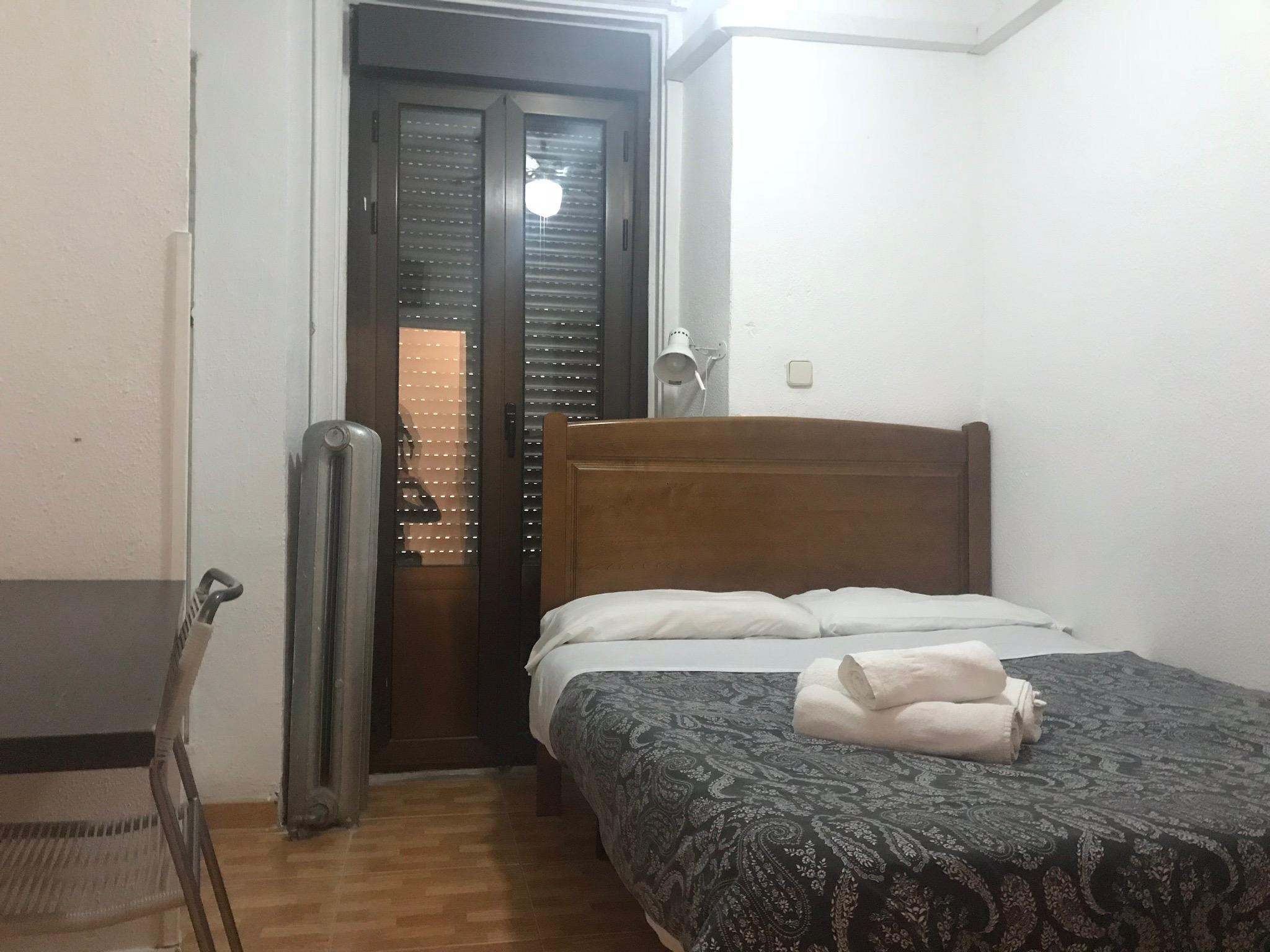 Hostal Los Perales Madrid Exterior photo A room at the hostel