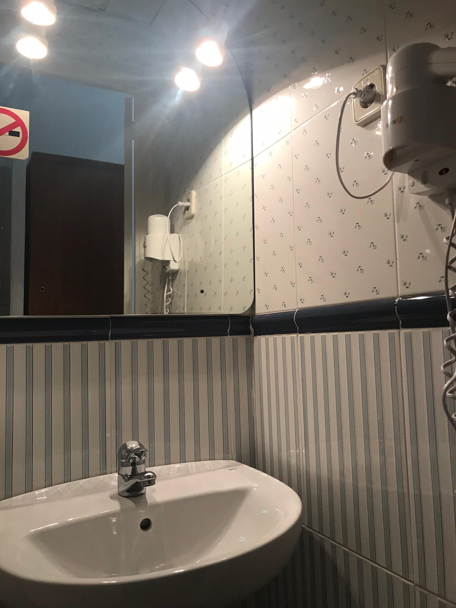 Hostal Los Perales Madrid Exterior photo A shower in a hotel bathroom