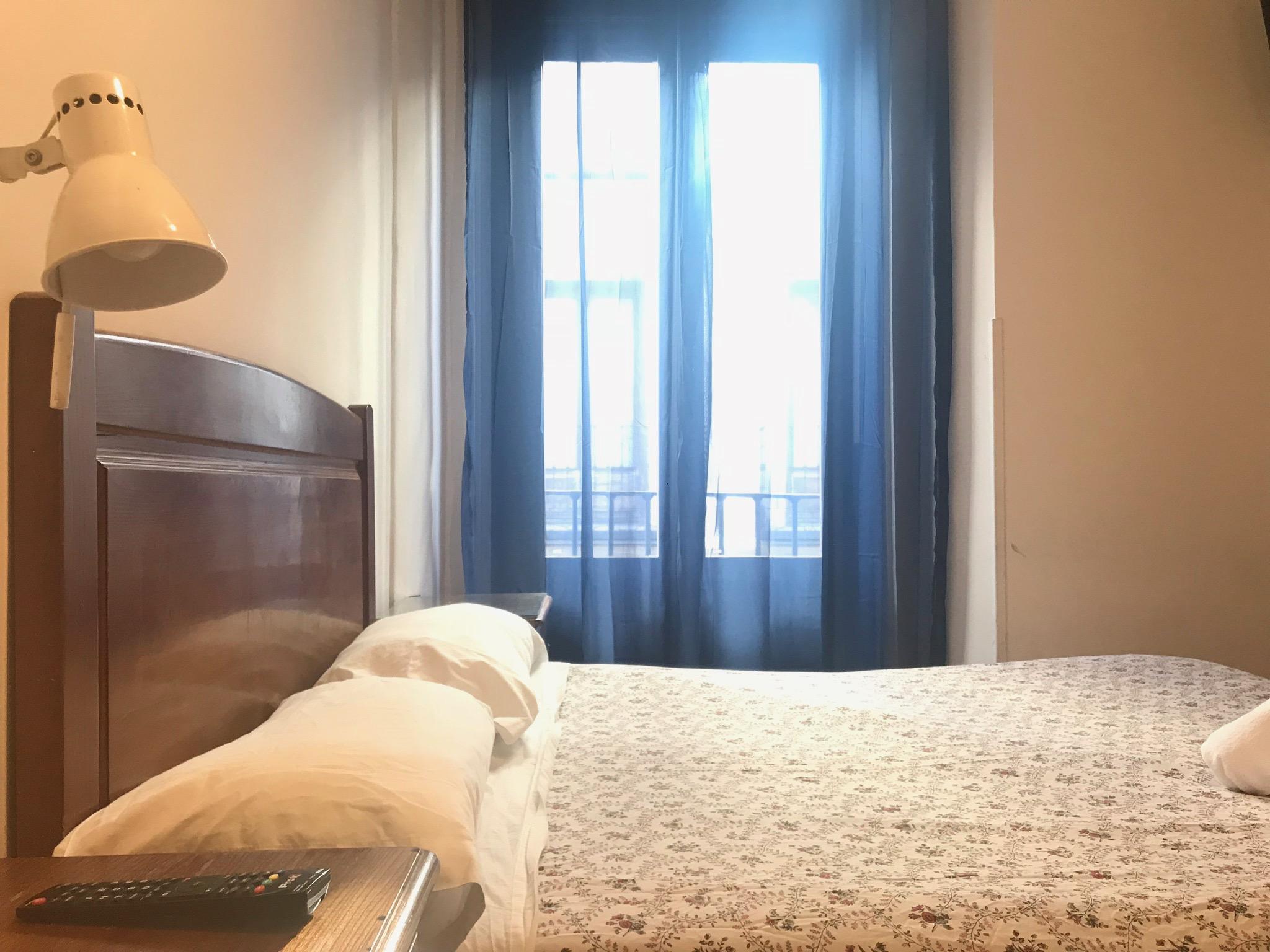 Hostal Los Perales Madrid Exterior photo A bedroom in a hotel