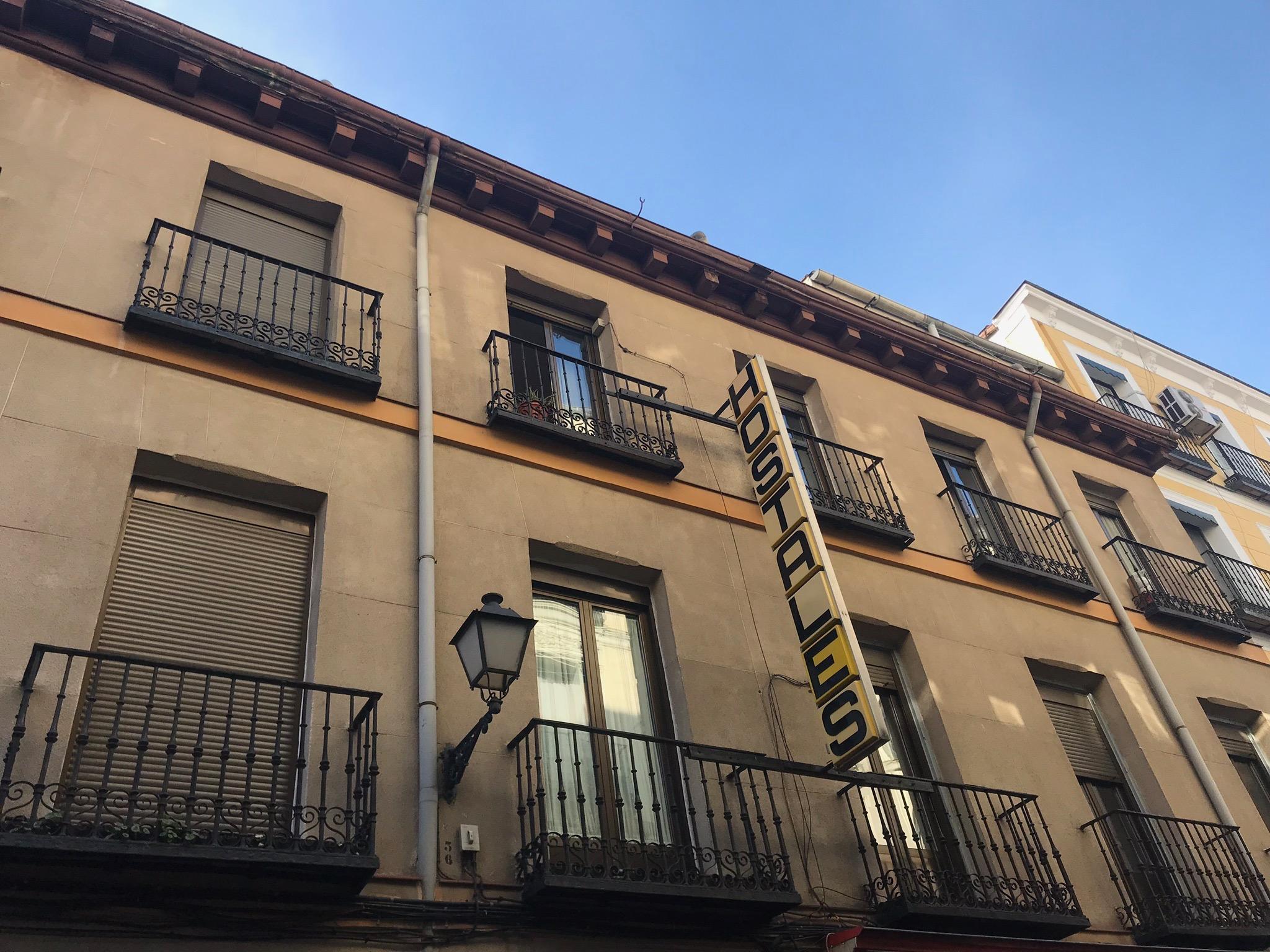 Hostal Los Perales Madrid Exterior photo Headquarters of the party in Madrid