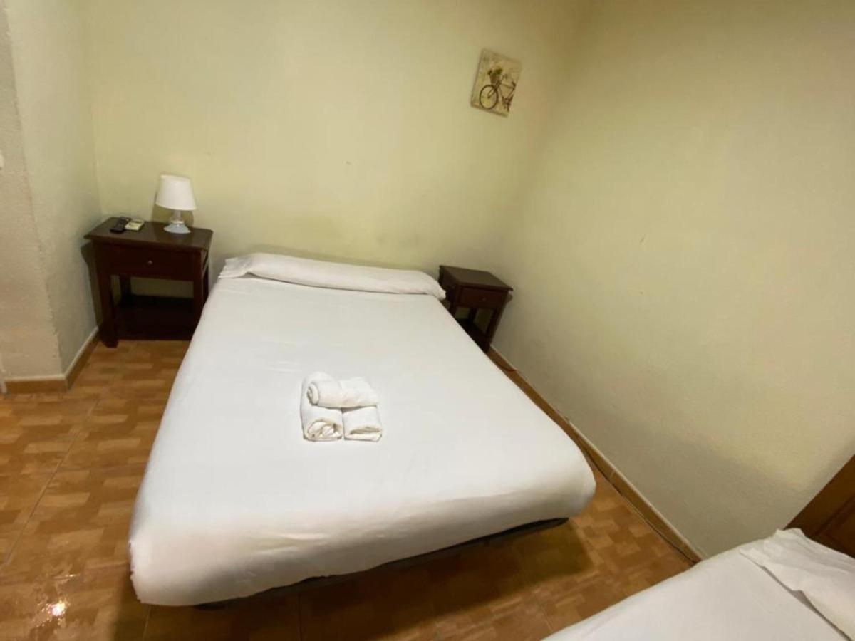 Hostal Los Perales Madrid Exterior photo A single bed