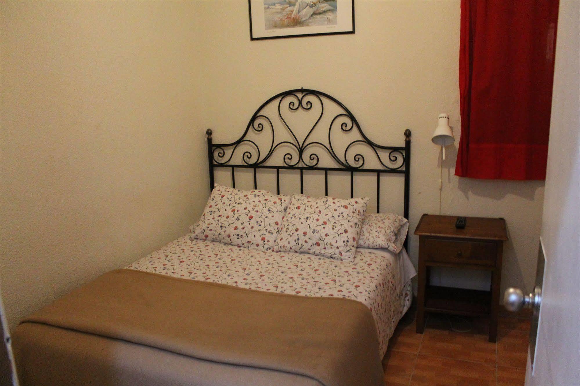 Hostal Los Perales Madrid Exterior photo A typical room at the hostel