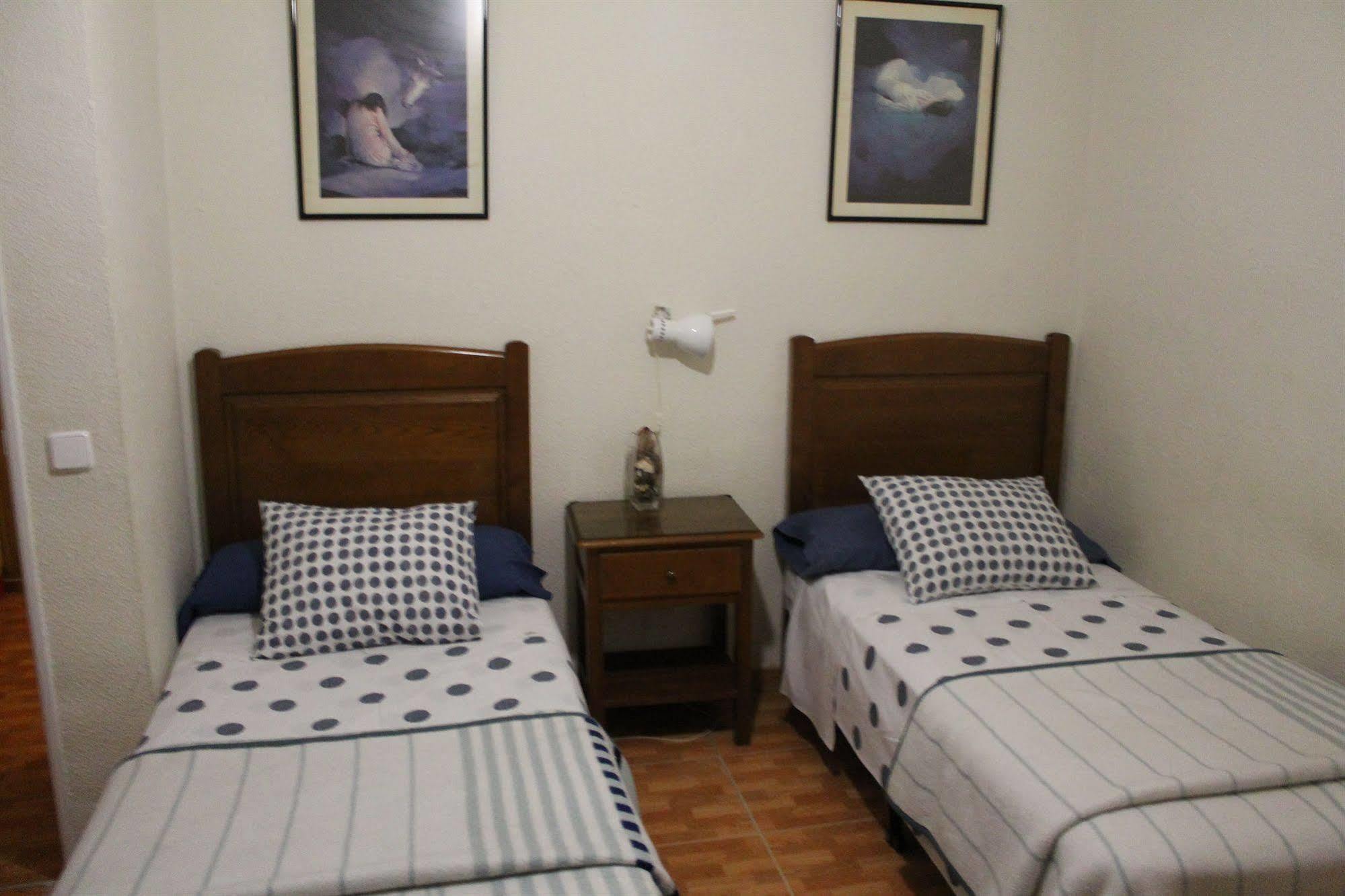 Hostal Los Perales Madrid Exterior photo A bedroom with two single beds