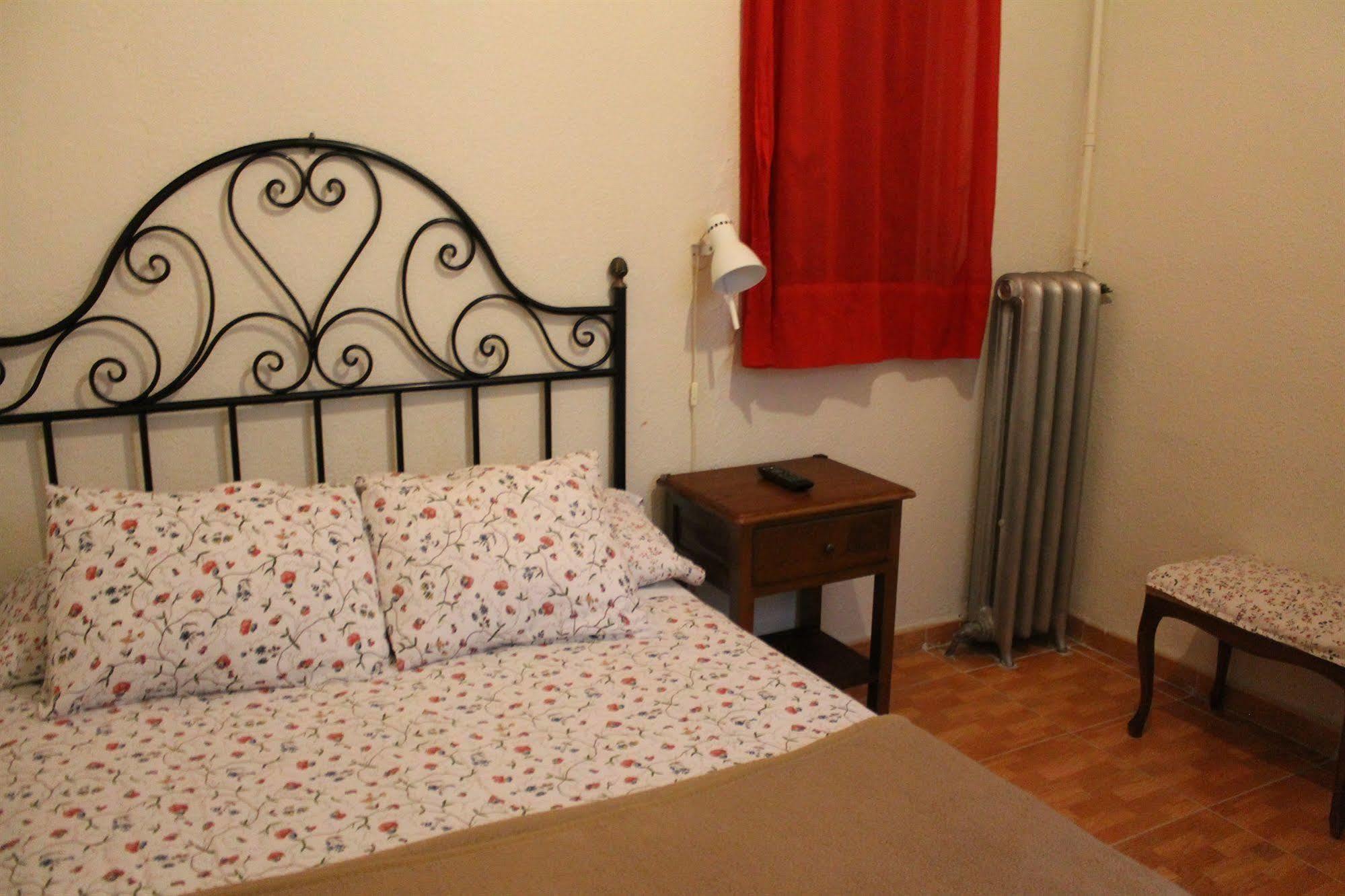 Hostal Los Perales Madrid Exterior photo A bedroom in a typical Italian house