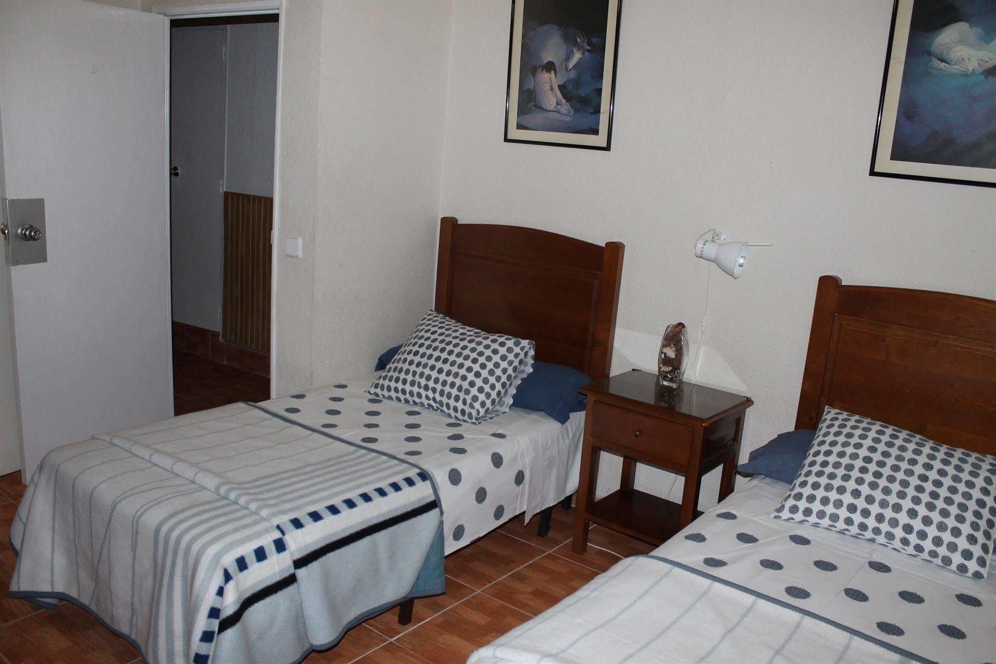 Hostal Los Perales Madrid Exterior photo A typical bedroom
