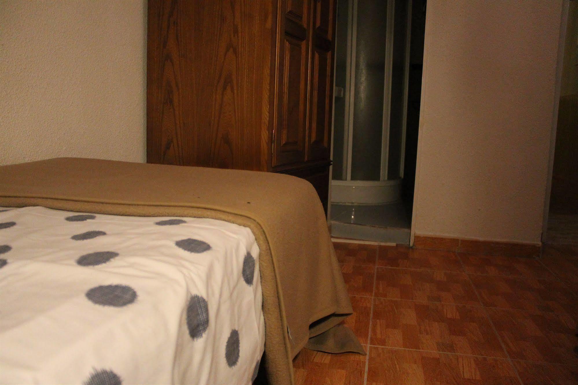 Hostal Los Perales Madrid Exterior photo A bed with a sábanas