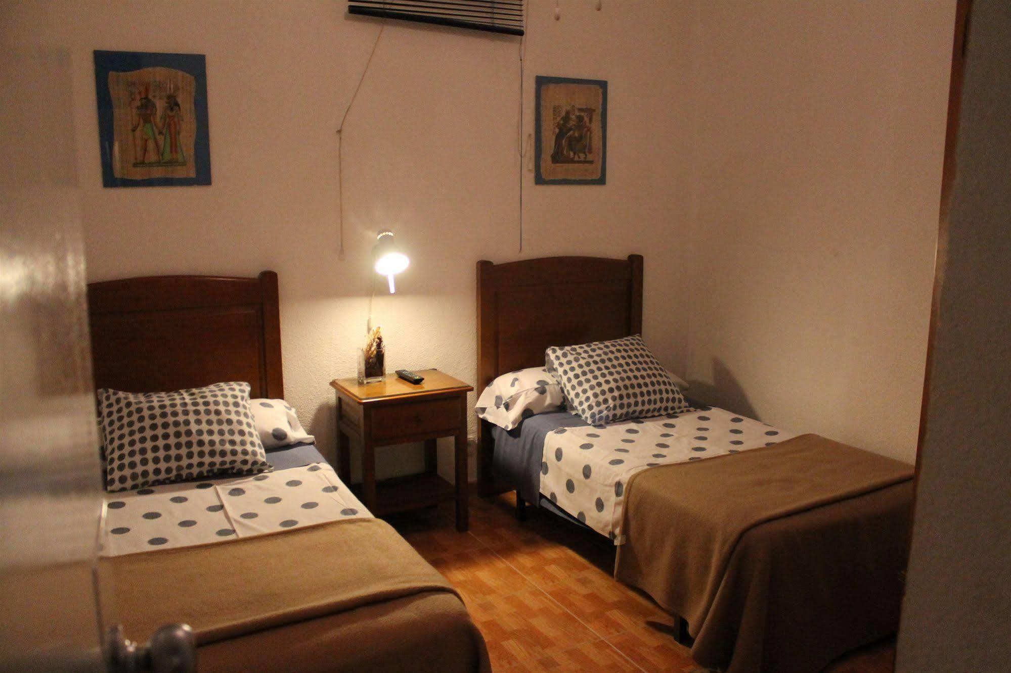 Hostal Los Perales Madrid Exterior photo A room at the hostel