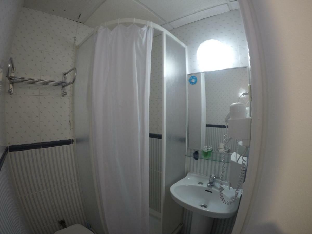 Hostal Los Perales Madrid Exterior photo
